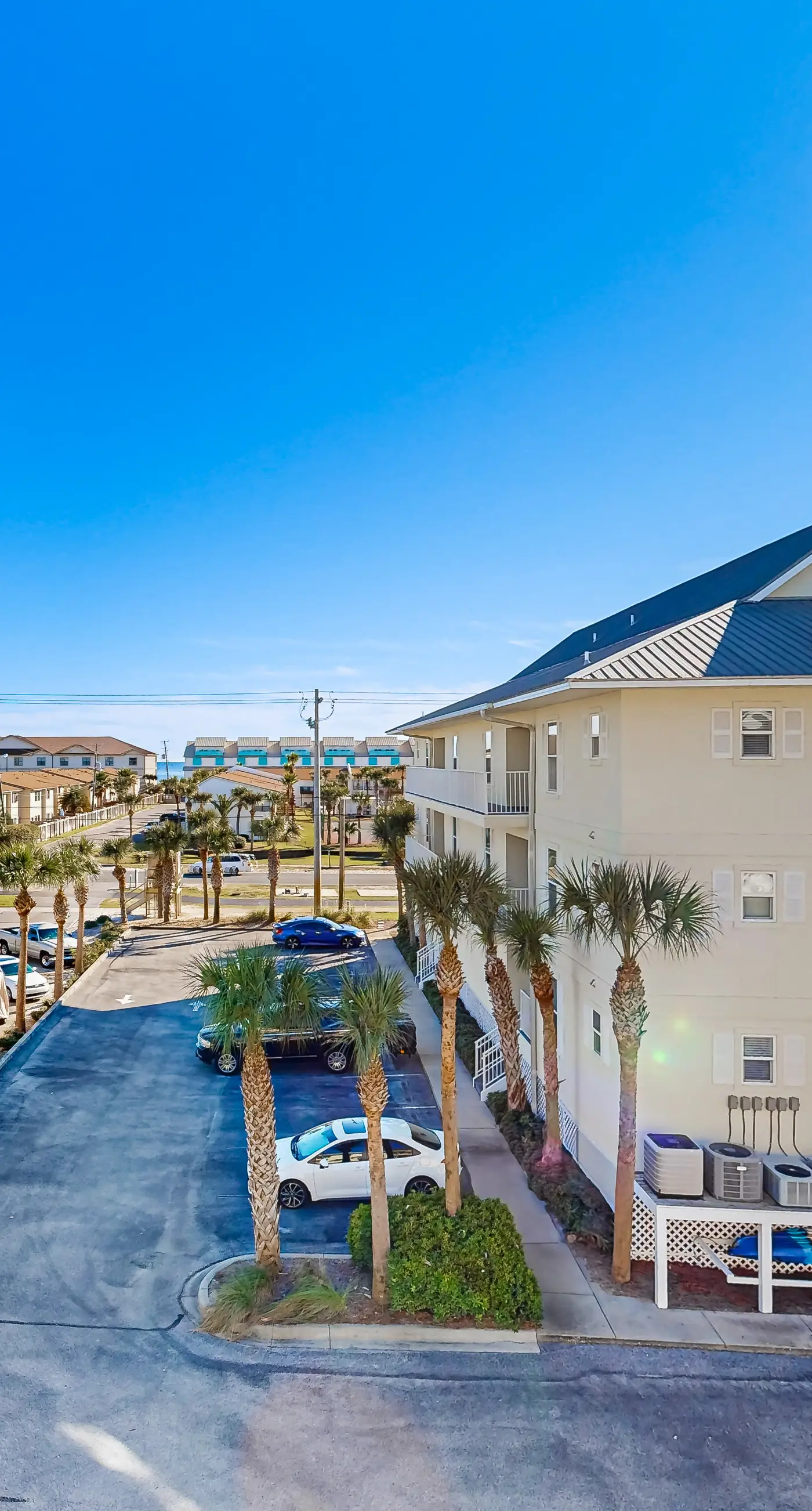 Spacious Condo with Balcony in Navarre Beach with Shared Pool