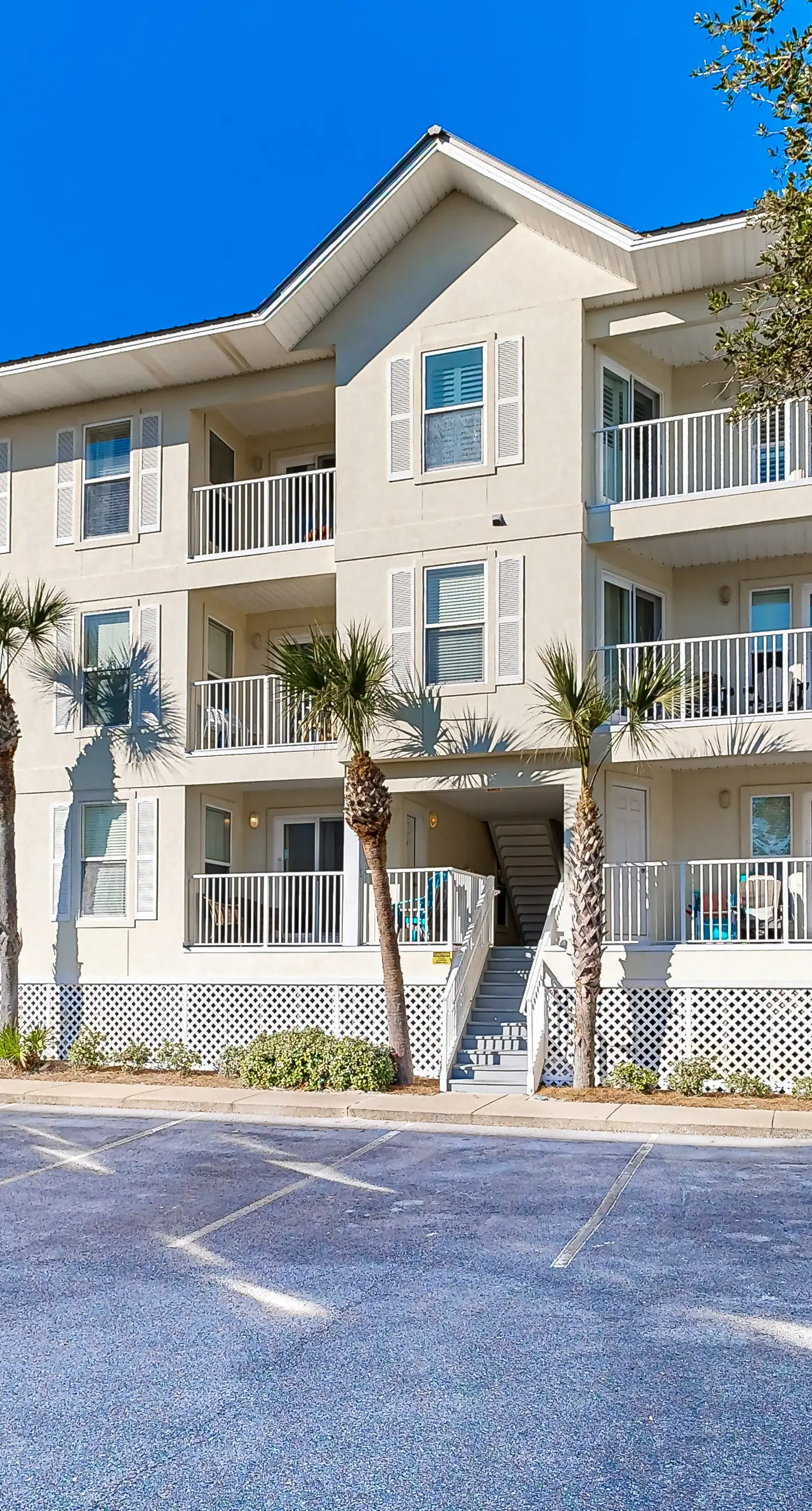 Spacious Condo with Balcony in Navarre Beach with Shared Pool