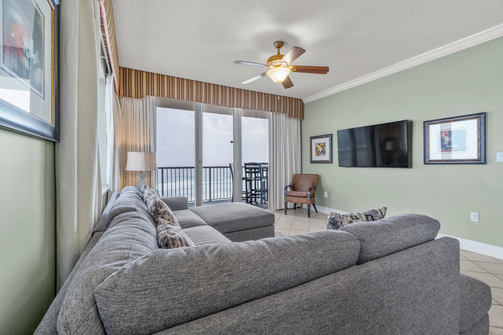 Sixth-floor Gulf-front condo with water views, pool, hot tub & covered parking