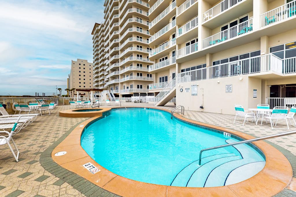 Sixth-floor Gulf-front condo with water views, pool, hot tub & covered parking