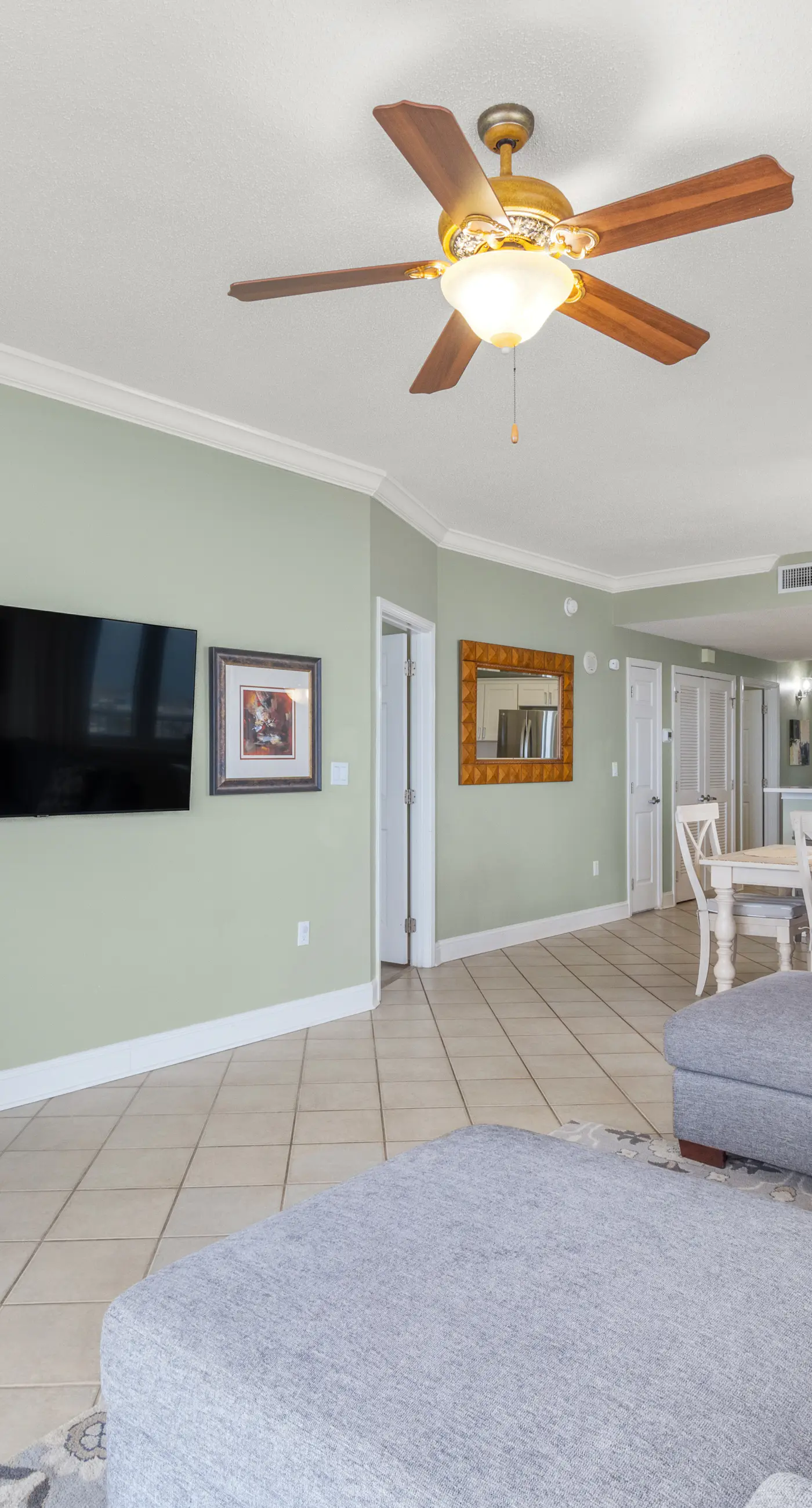 Sixth-floor Gulf-front condo with water views, pool, hot tub & covered parking