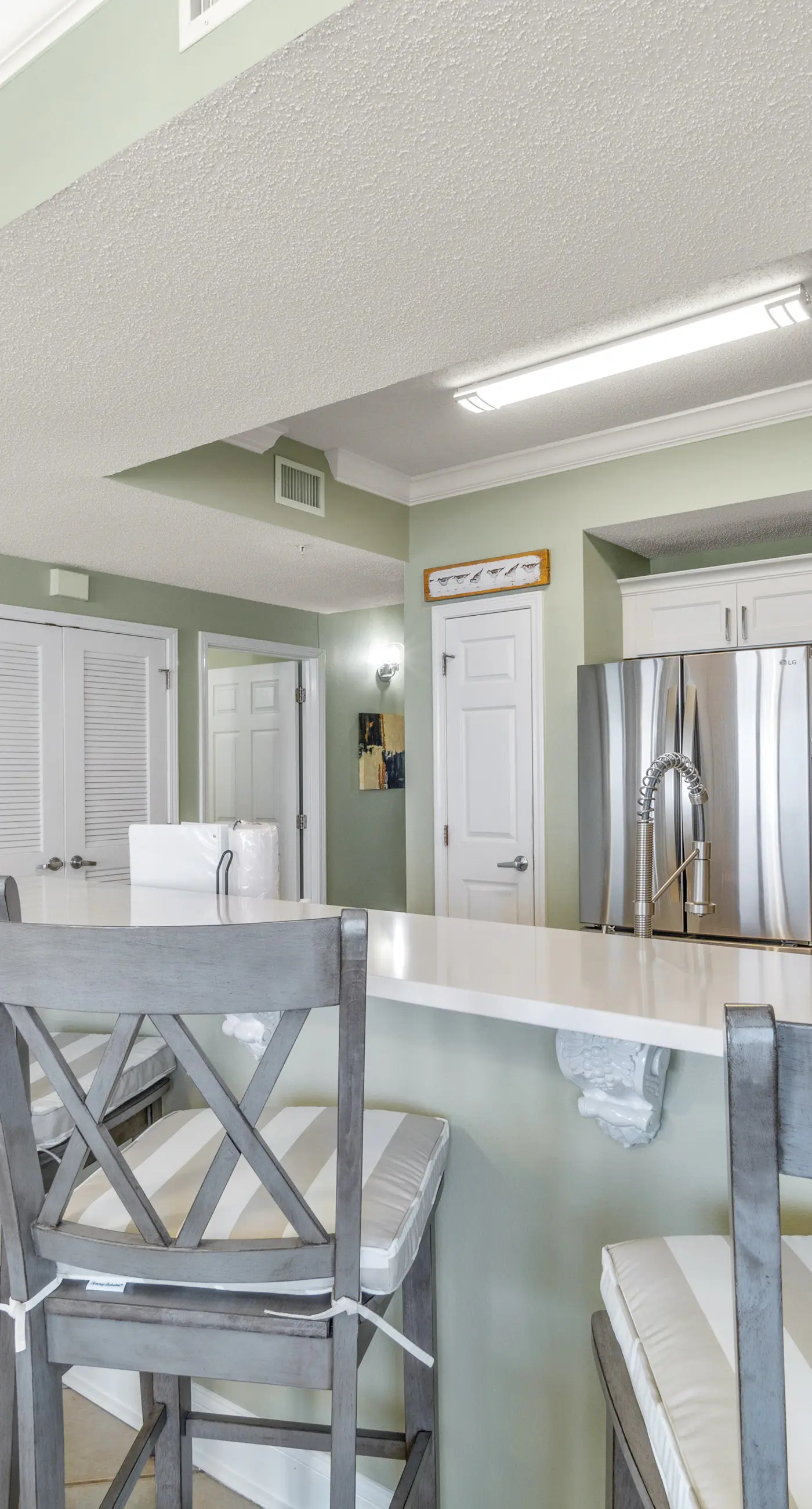 Sixth-floor Gulf-front condo with water views, pool, hot tub & covered parking