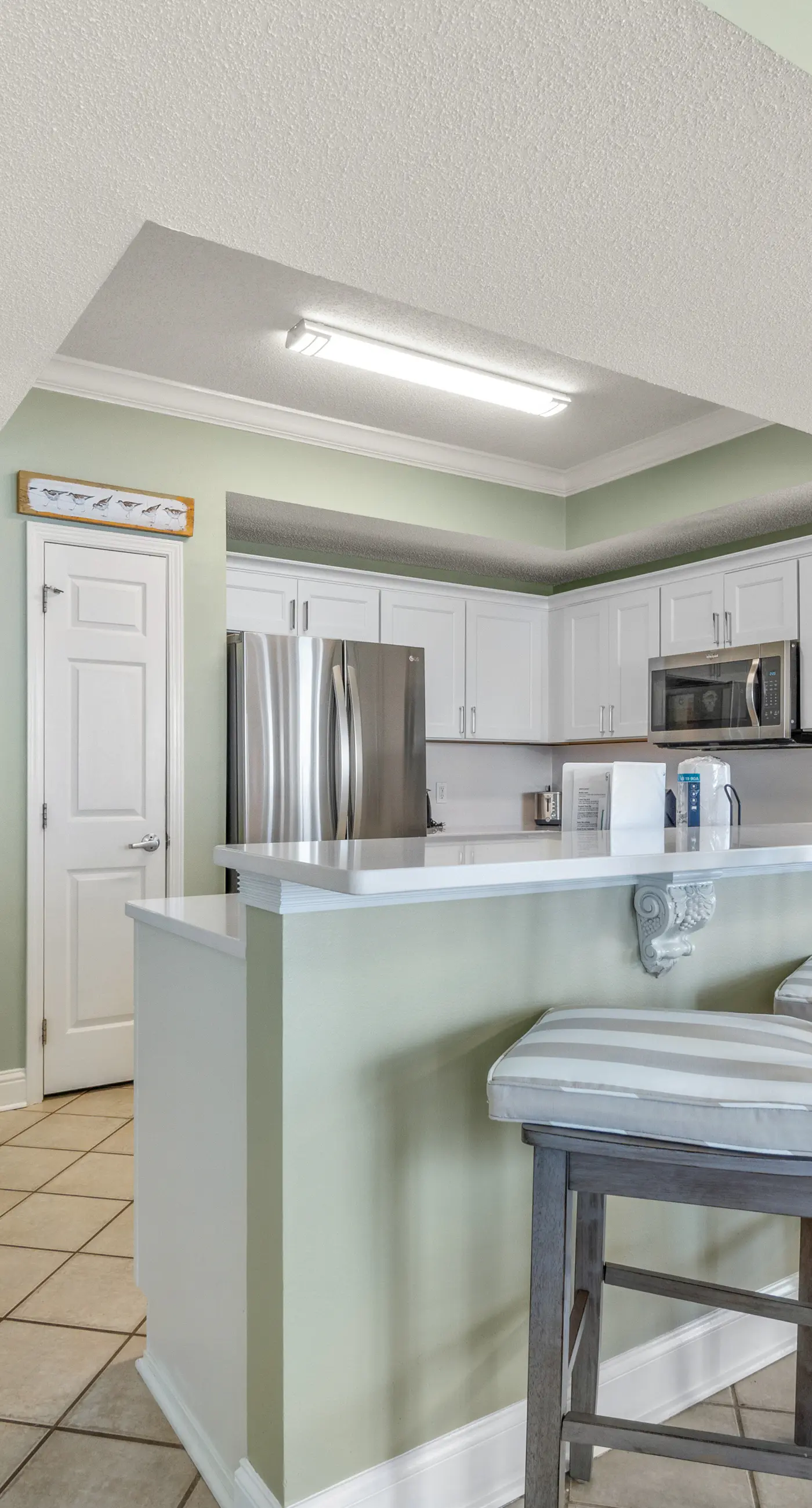 Sixth-floor Gulf-front condo with water views, pool, hot tub & covered parking