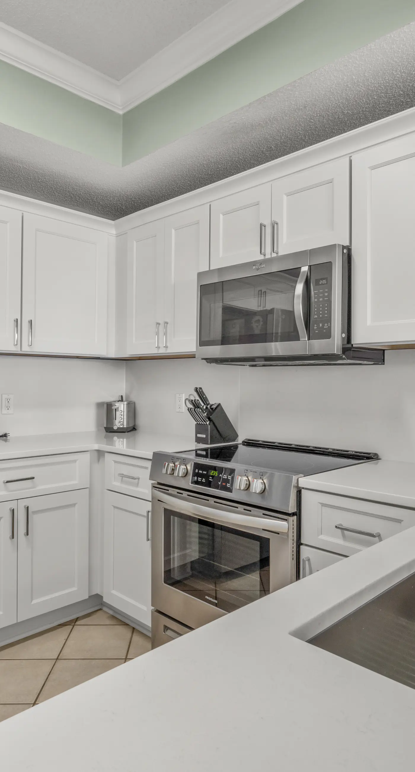 Sixth-floor Gulf-front condo with water views, pool, hot tub & covered parking