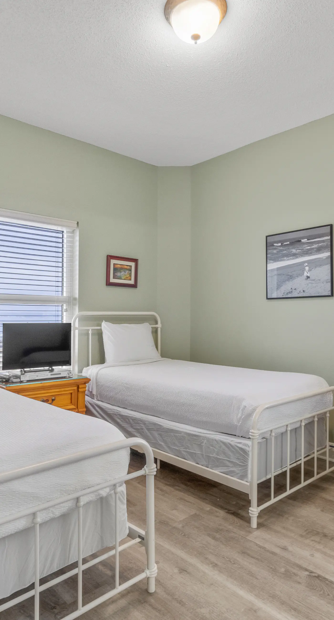 Sixth-floor Gulf-front condo with water views, pool, hot tub & covered parking