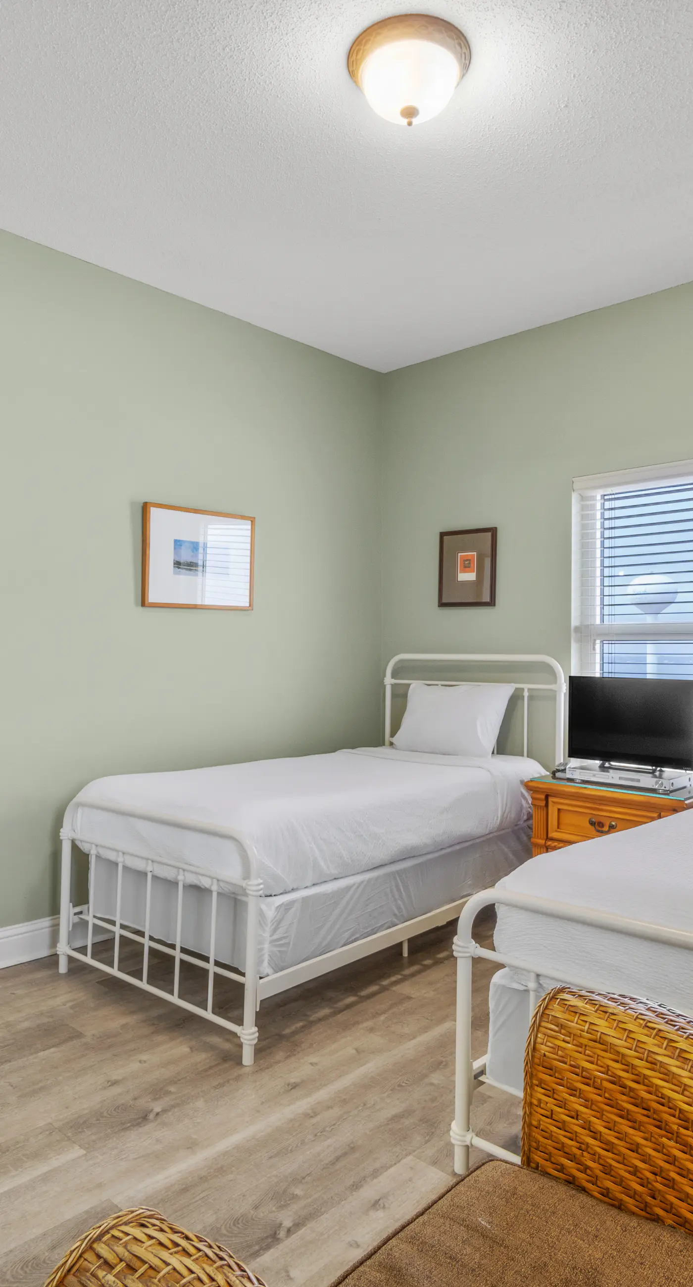 Sixth-floor Gulf-front condo with water views, pool, hot tub & covered parking