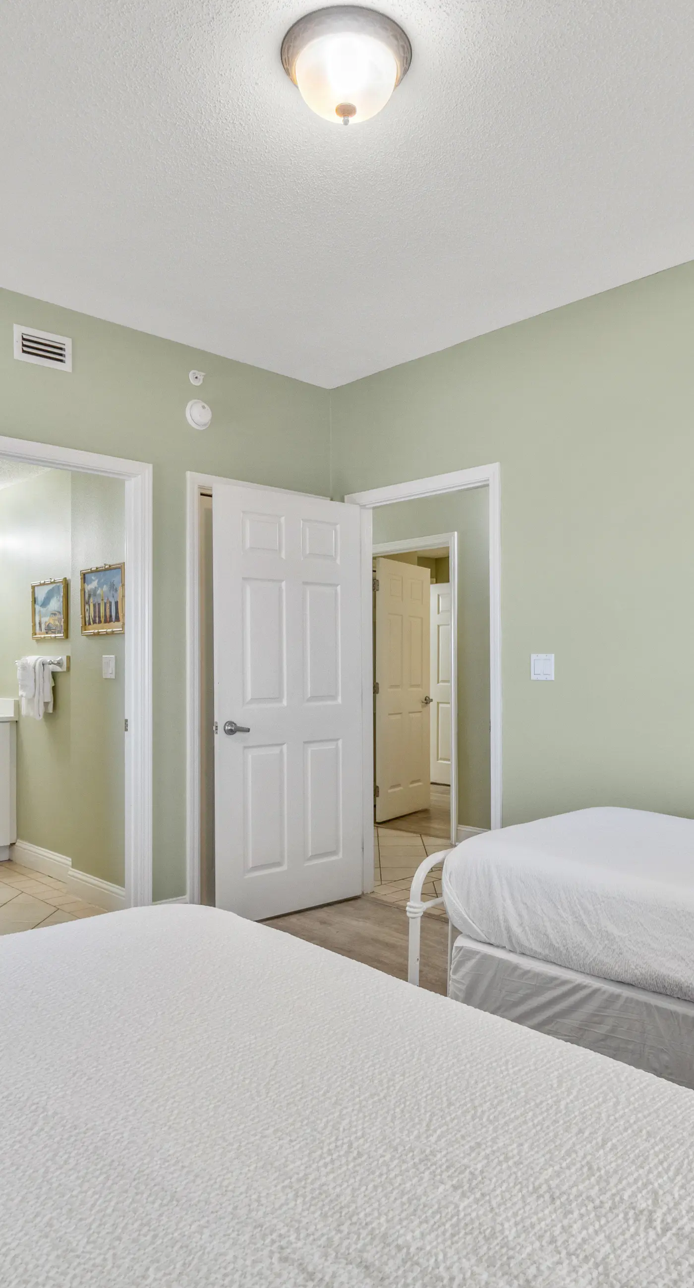 Sixth-floor Gulf-front condo with water views, pool, hot tub & covered parking