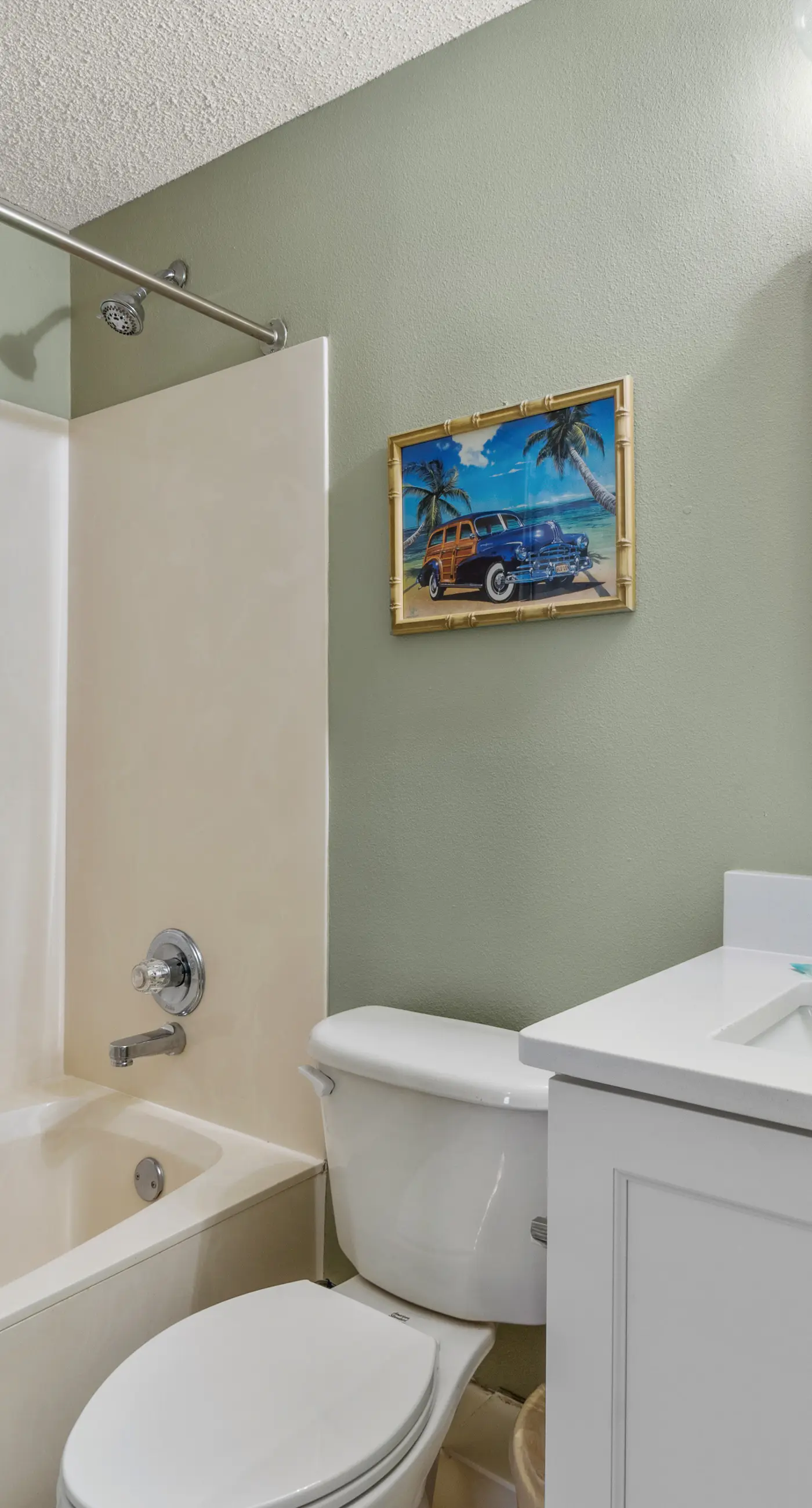 Sixth-floor Gulf-front condo with water views, pool, hot tub & covered parking