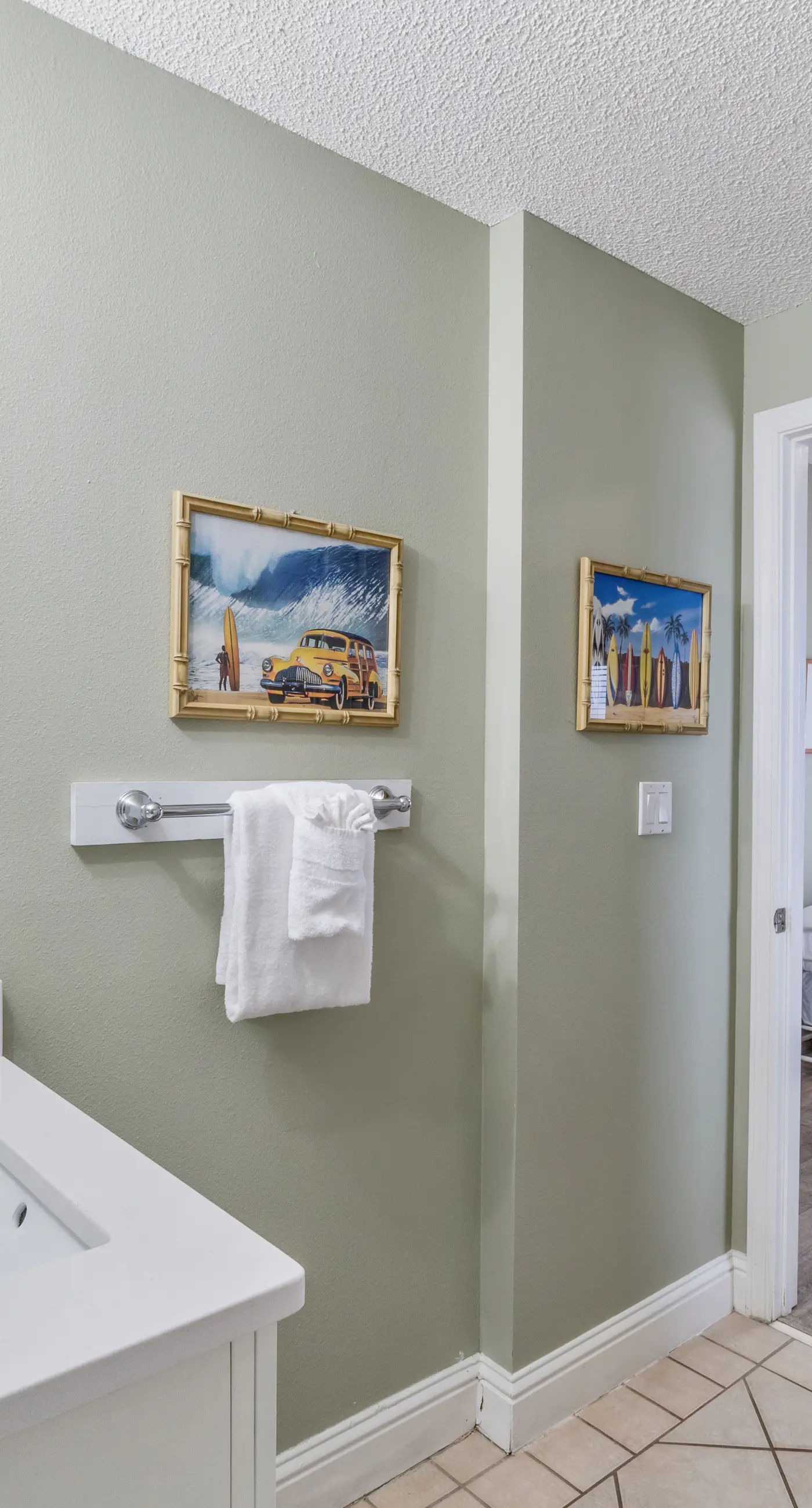 Sixth-floor Gulf-front condo with water views, pool, hot tub & covered parking