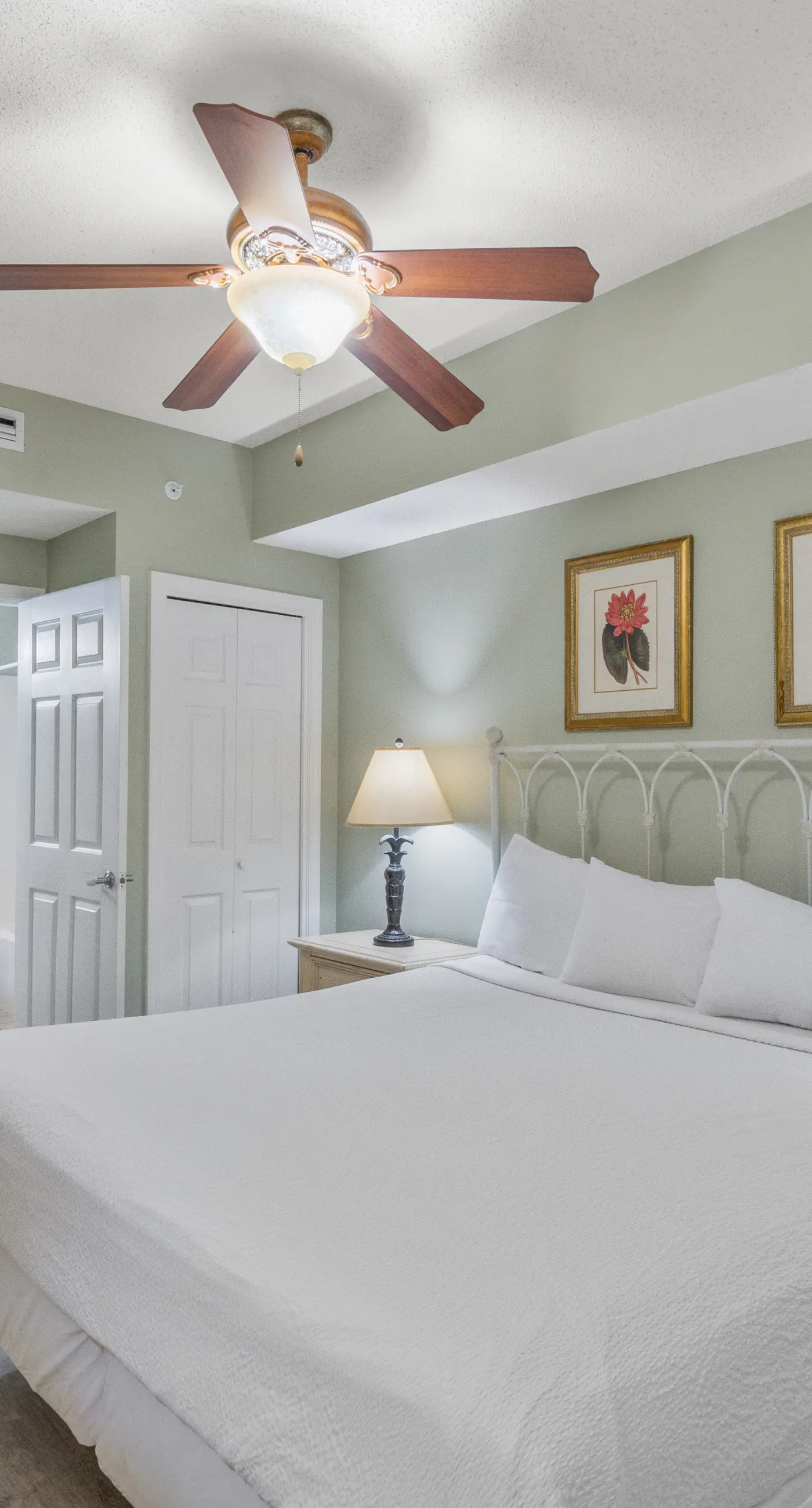 Sixth-floor Gulf-front condo with water views, pool, hot tub & covered parking