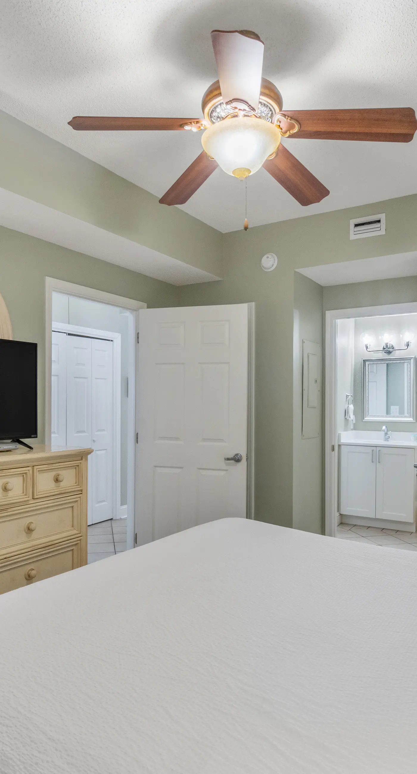 Sixth-floor Gulf-front condo with water views, pool, hot tub & covered parking