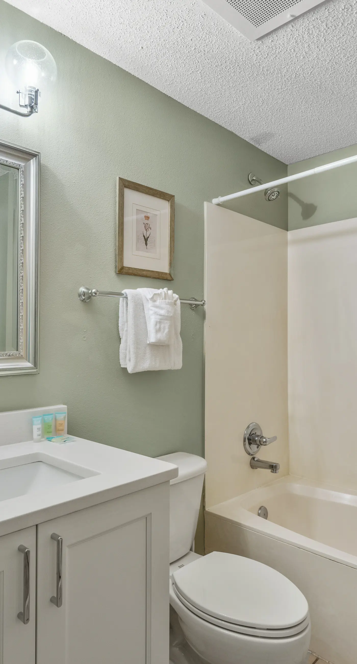 Sixth-floor Gulf-front condo with water views, pool, hot tub & covered parking