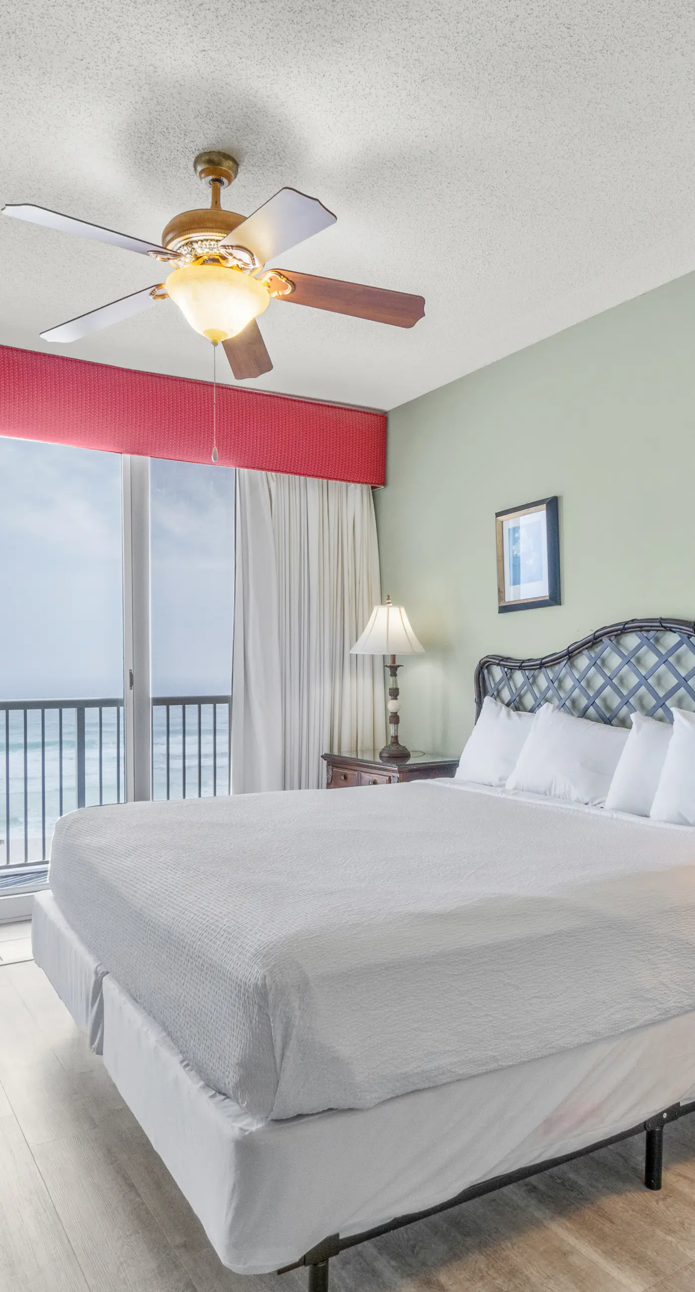 Sixth-floor Gulf-front condo with water views, pool, hot tub & covered parking