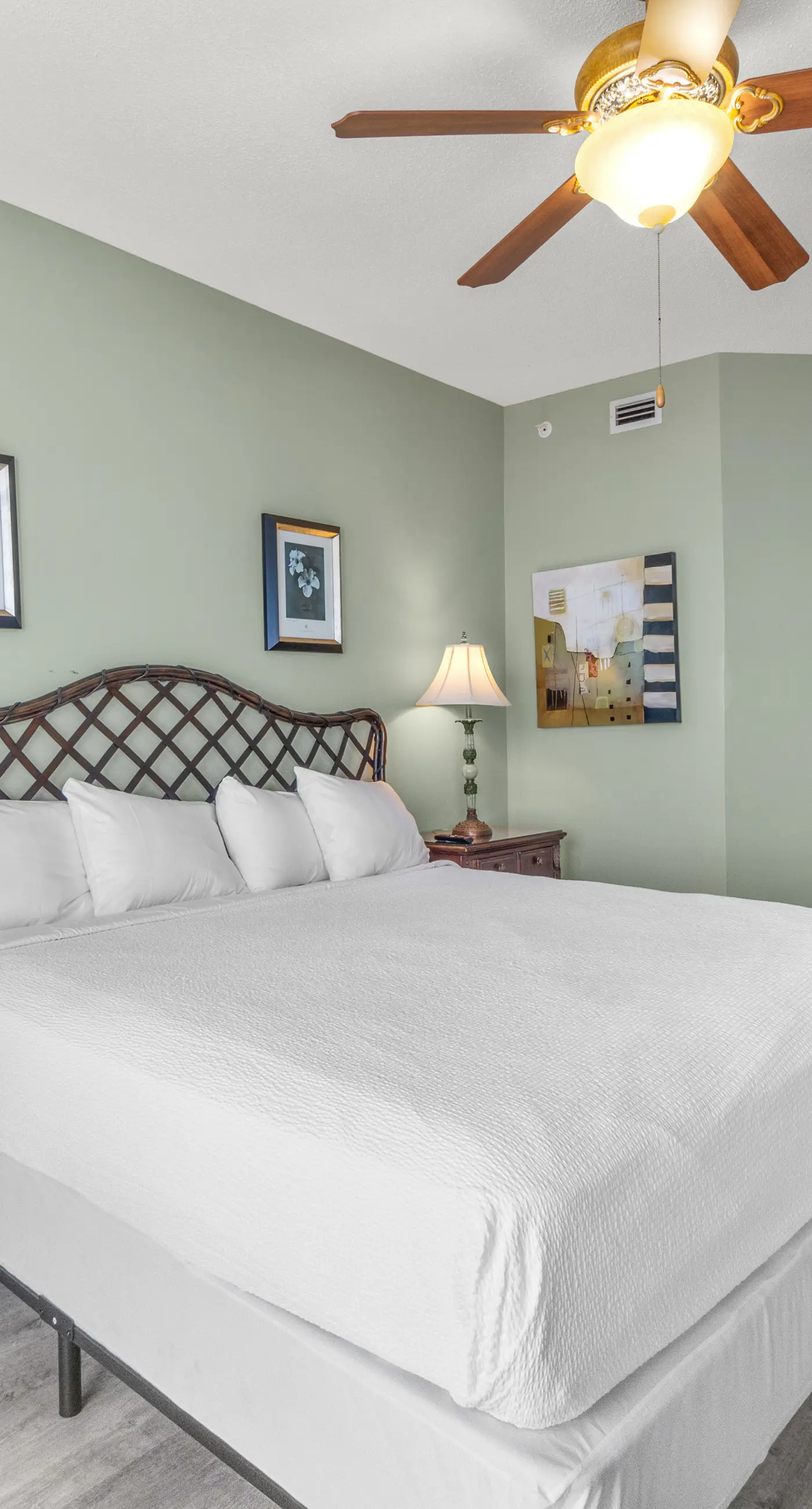 Sixth-floor Gulf-front condo with water views, pool, hot tub & covered parking