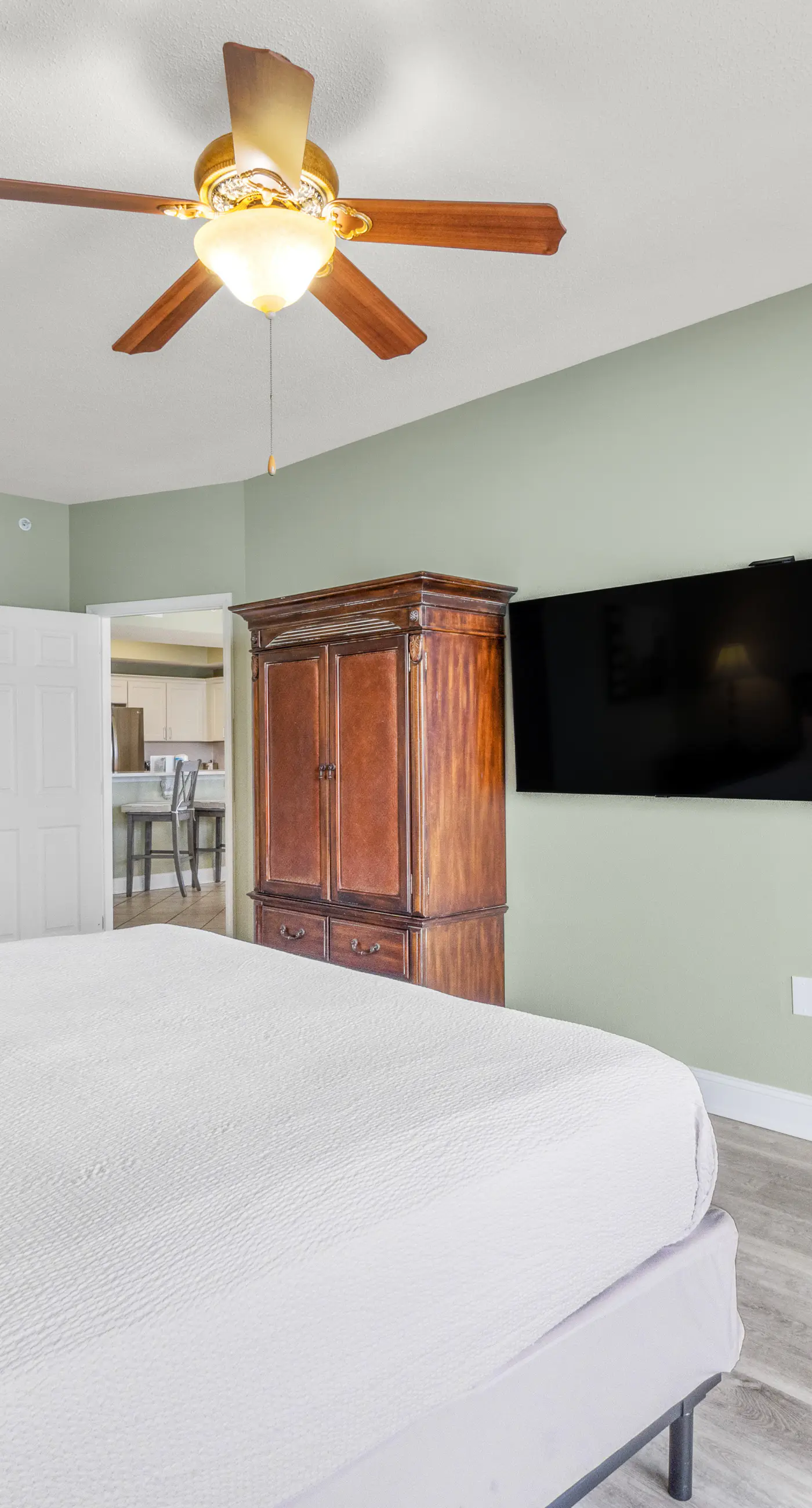 Sixth-floor Gulf-front condo with water views, pool, hot tub & covered parking