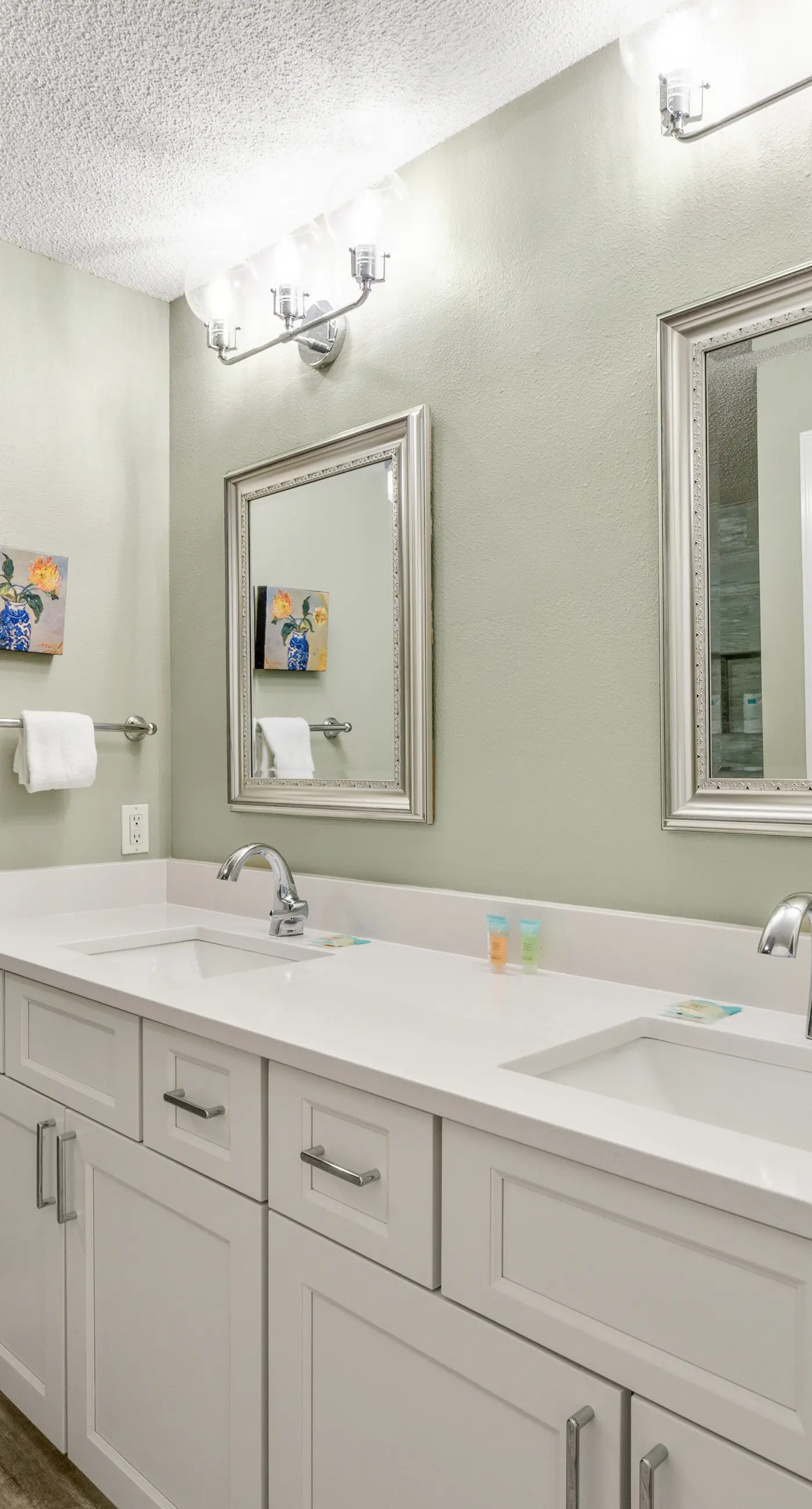 Sixth-floor Gulf-front condo with water views, pool, hot tub & covered parking