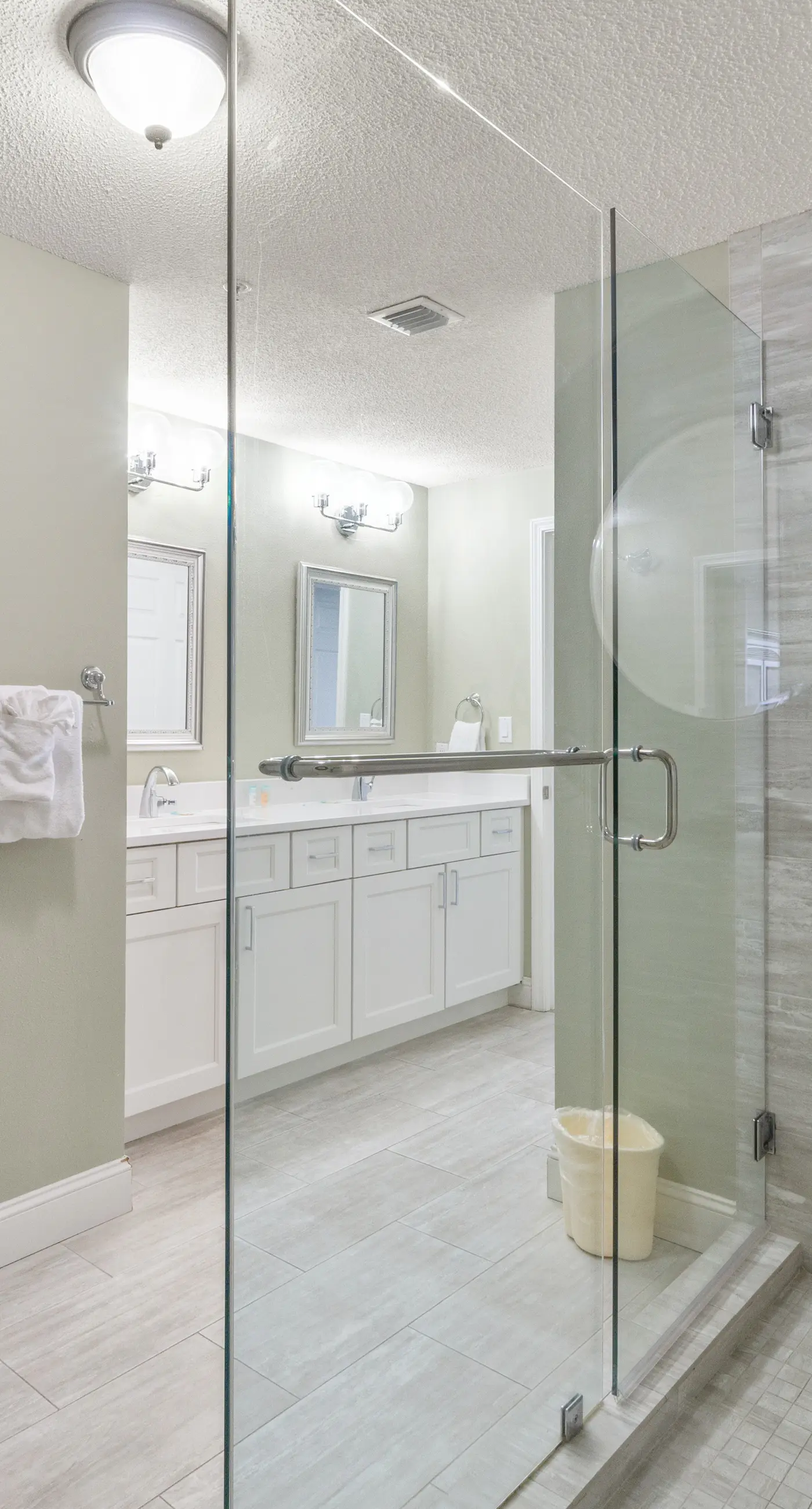 Sixth-floor Gulf-front condo with water views, pool, hot tub & covered parking