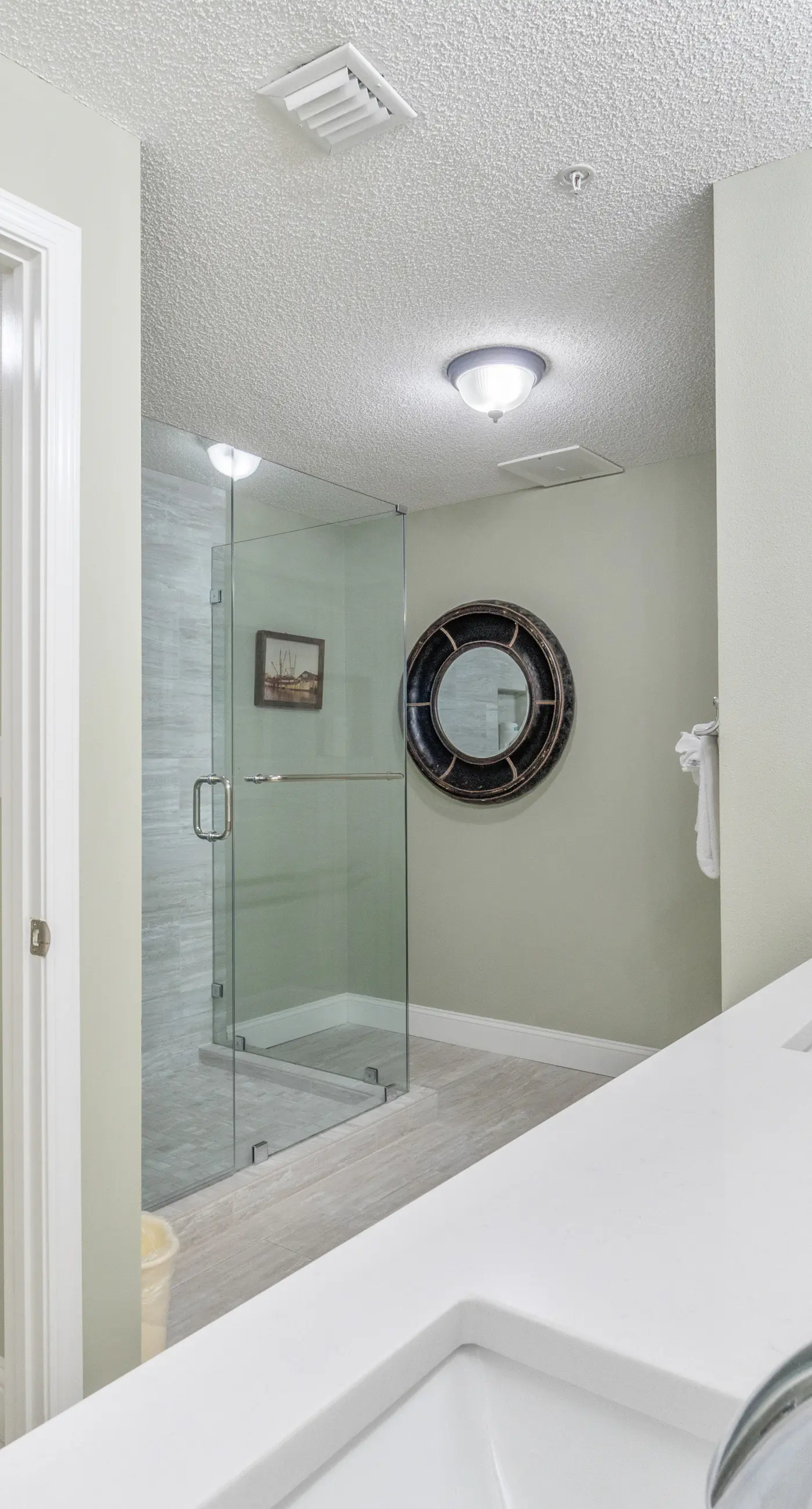 Sixth-floor Gulf-front condo with water views, pool, hot tub & covered parking