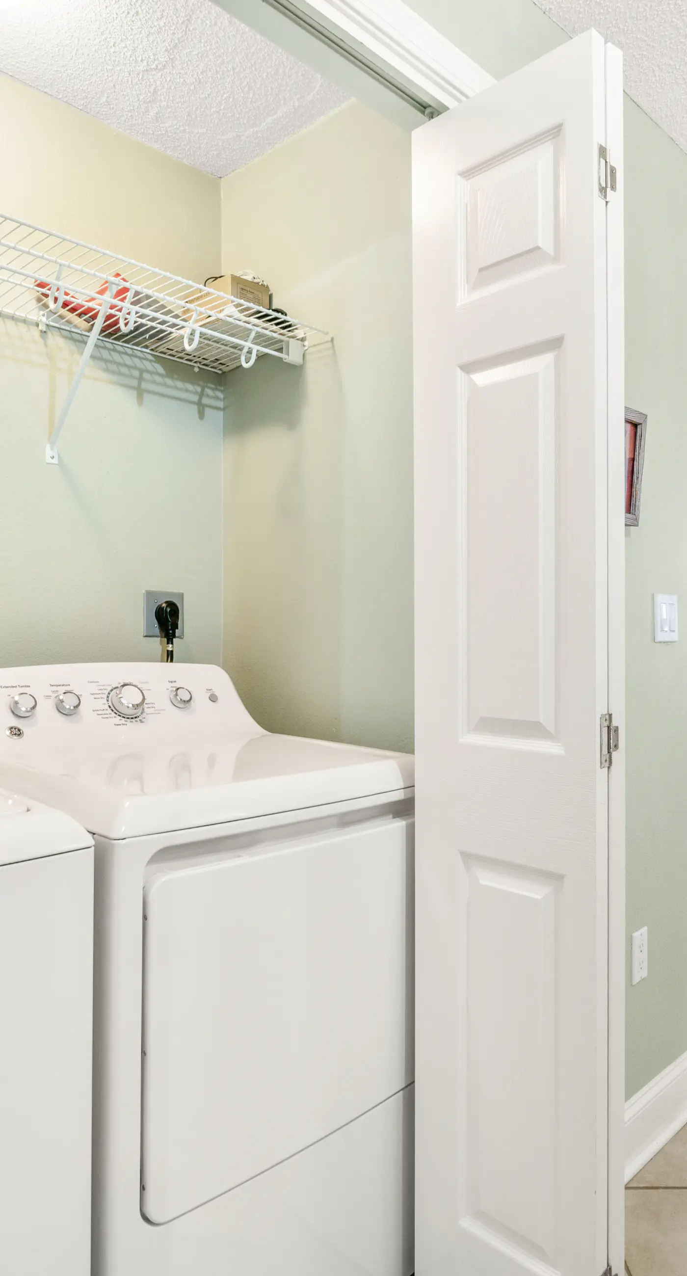 Sixth-floor Gulf-front condo with water views, pool, hot tub & covered parking