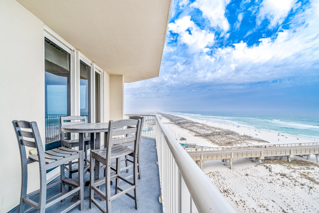 Sixth-floor Gulf-front condo with water views, pool, hot tub & covered parking