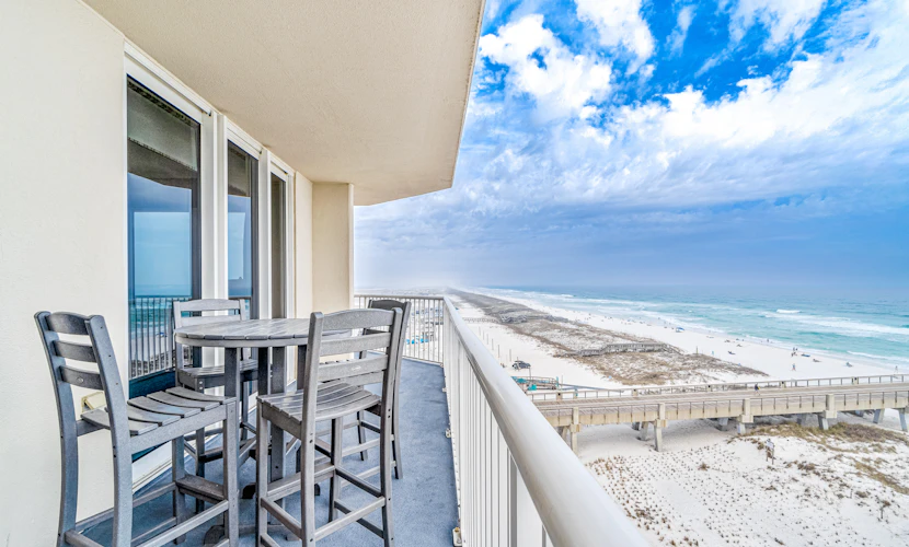 Sixth-floor Gulf-front condo with water views, pool, hot tub & covered parking