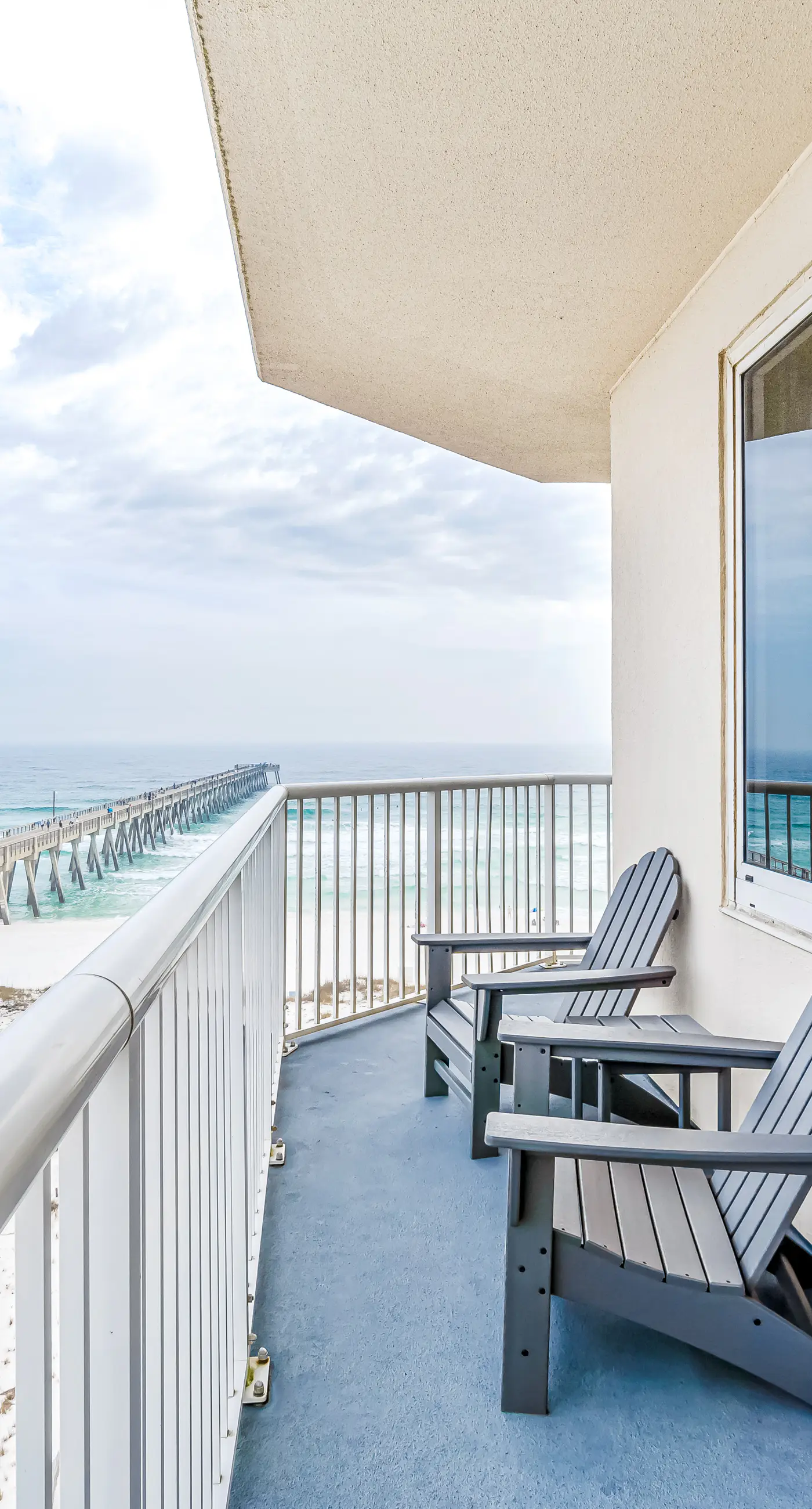 Sixth-floor Gulf-front condo with water views, pool, hot tub & covered parking