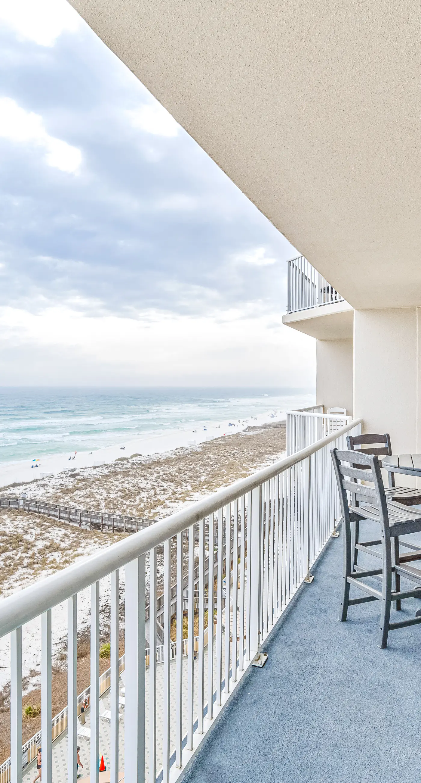 Sixth-floor Gulf-front condo with water views, pool, hot tub & covered parking