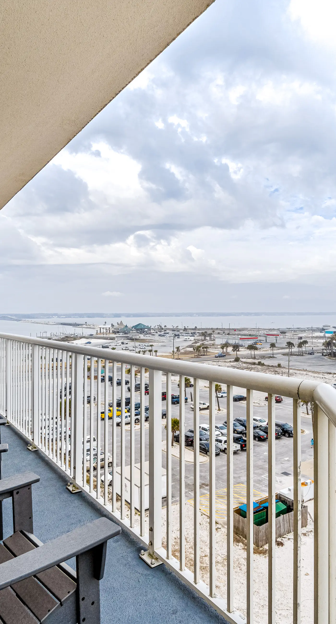 Sixth-floor Gulf-front condo with water views, pool, hot tub & covered parking