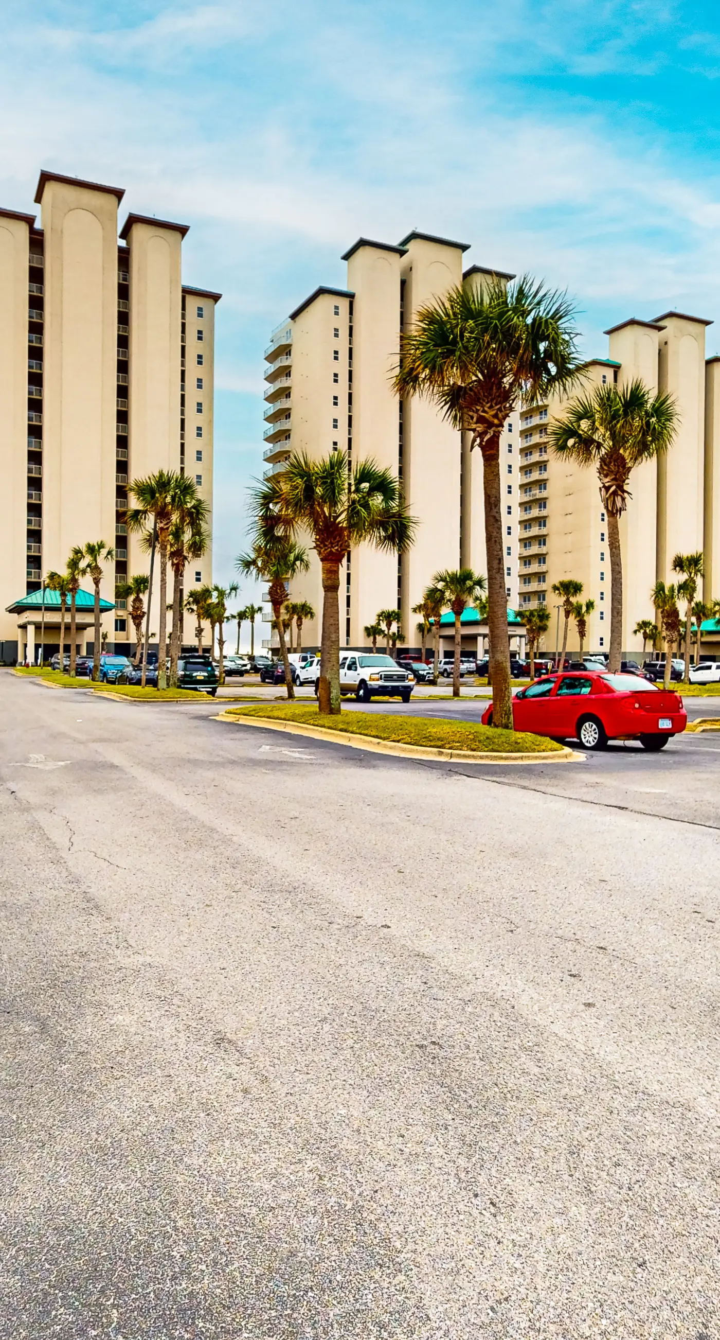 Sixth-floor Gulf-front condo with water views, pool, hot tub & covered parking