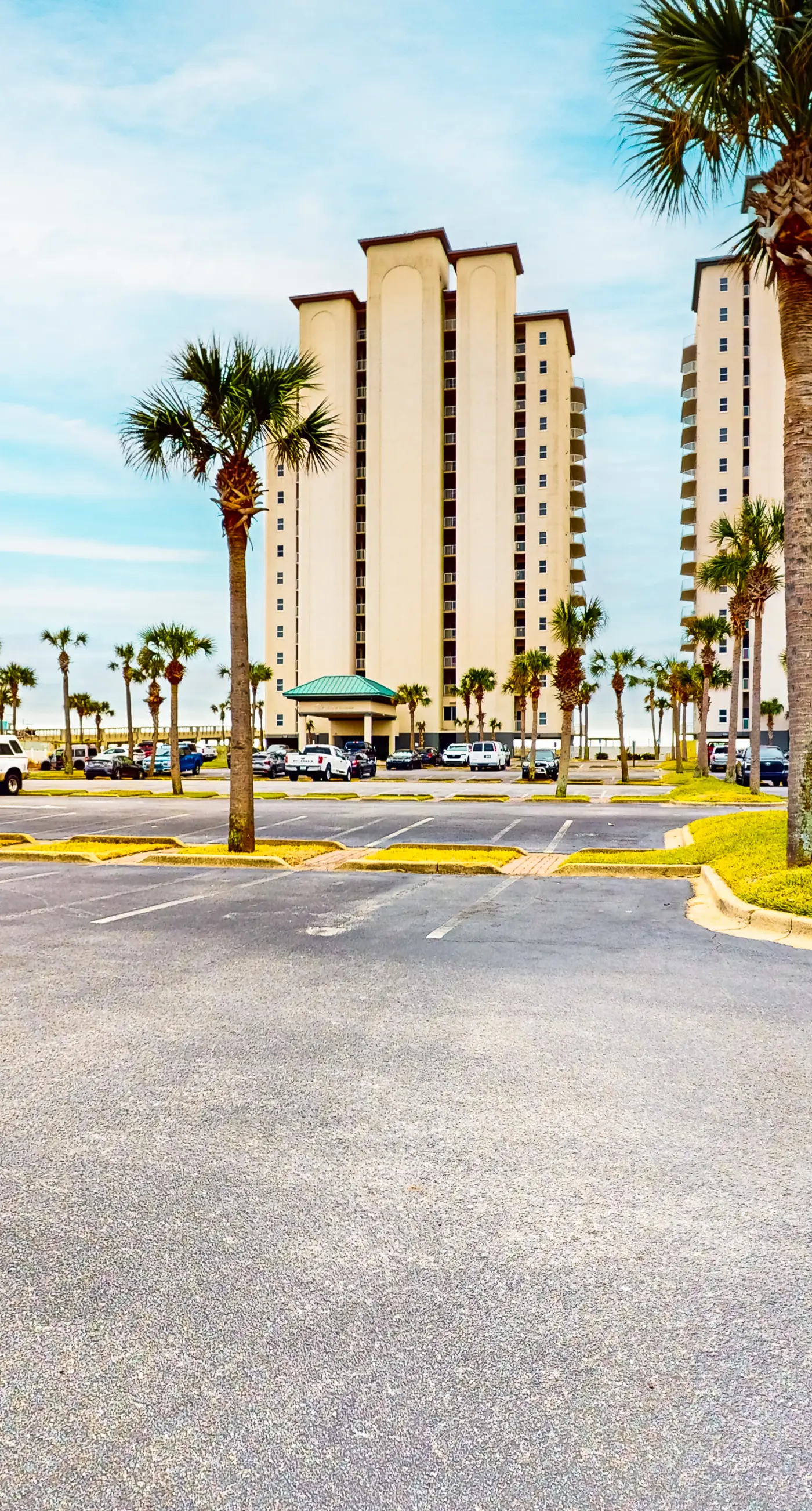 Sixth-floor Gulf-front condo with water views, pool, hot tub & covered parking