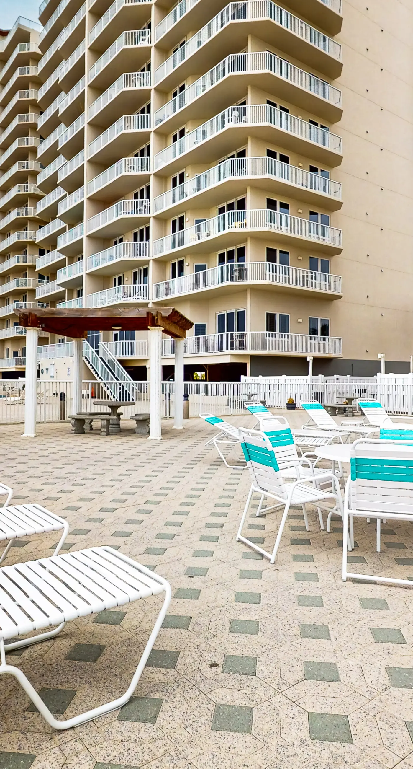 Sixth-floor Gulf-front condo with water views, pool, hot tub & covered parking