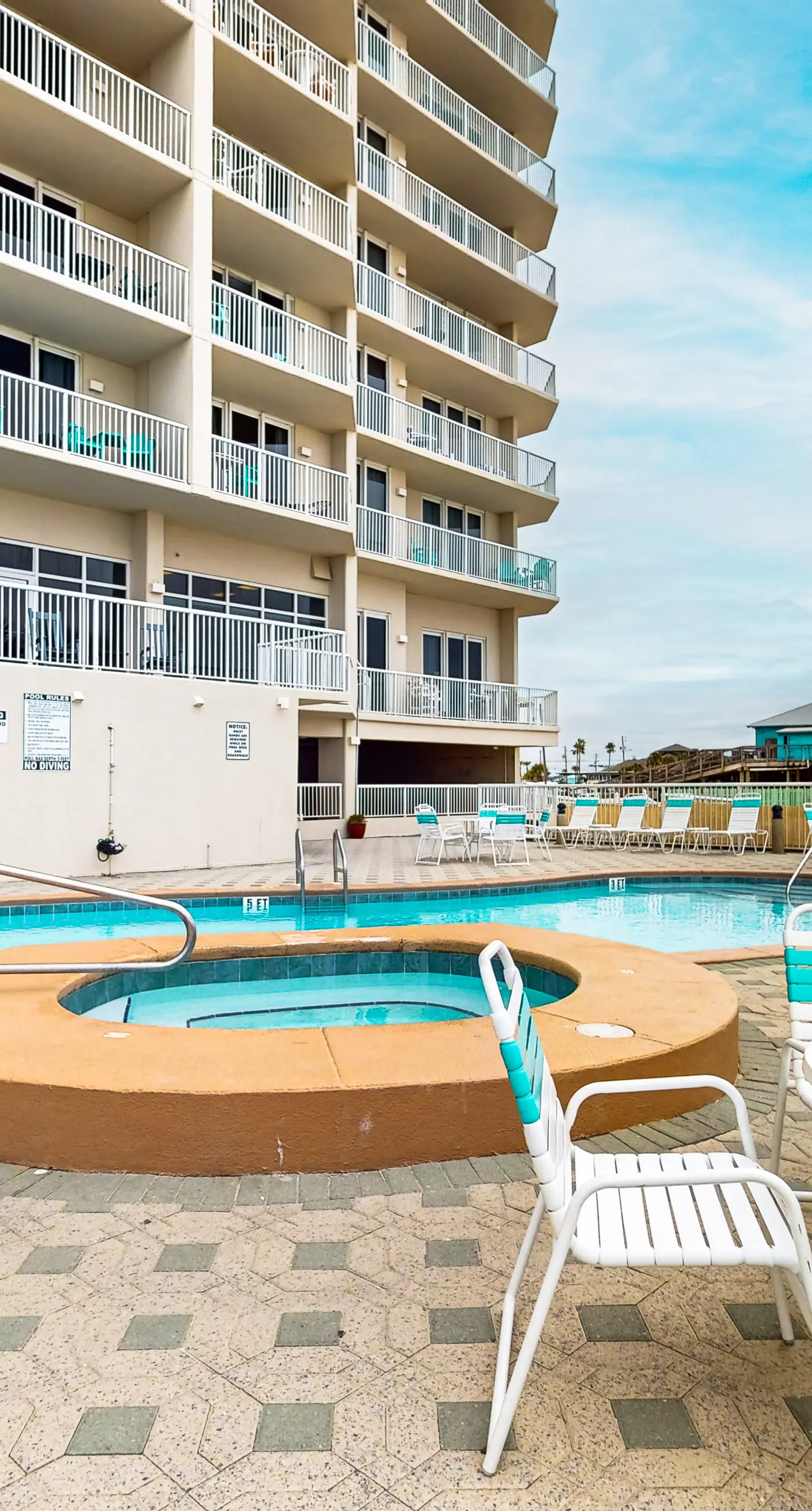 Sixth-floor Gulf-front condo with water views, pool, hot tub & covered parking