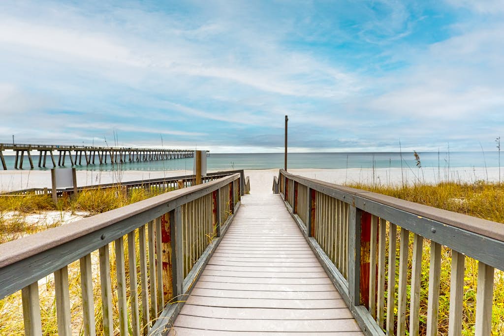 Sixth-floor Gulf-front condo with water views, pool, hot tub & covered parking