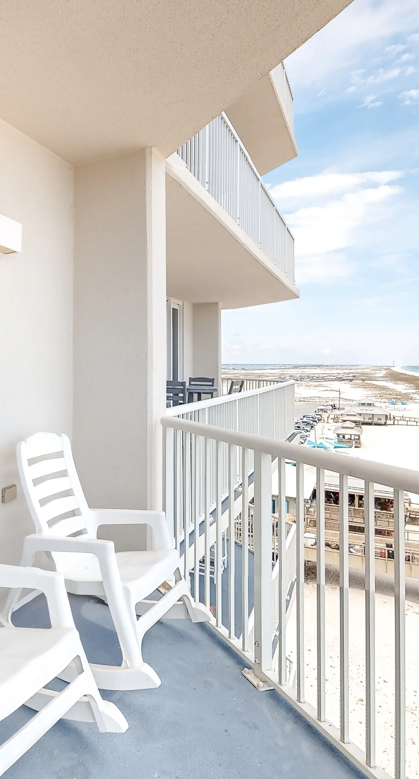 6th-floor open condo with great views - close to dining