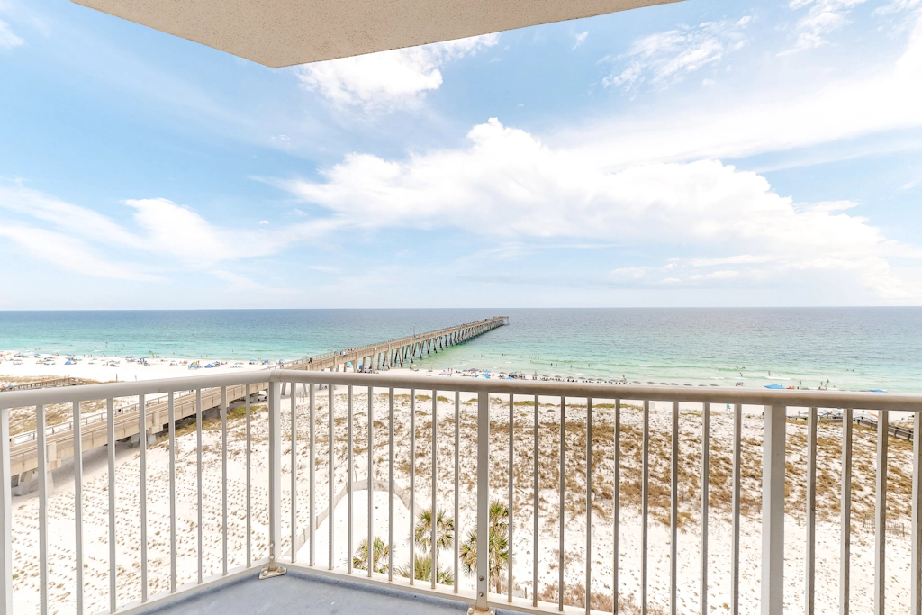 6th-floor open condo with great views - close to dining
