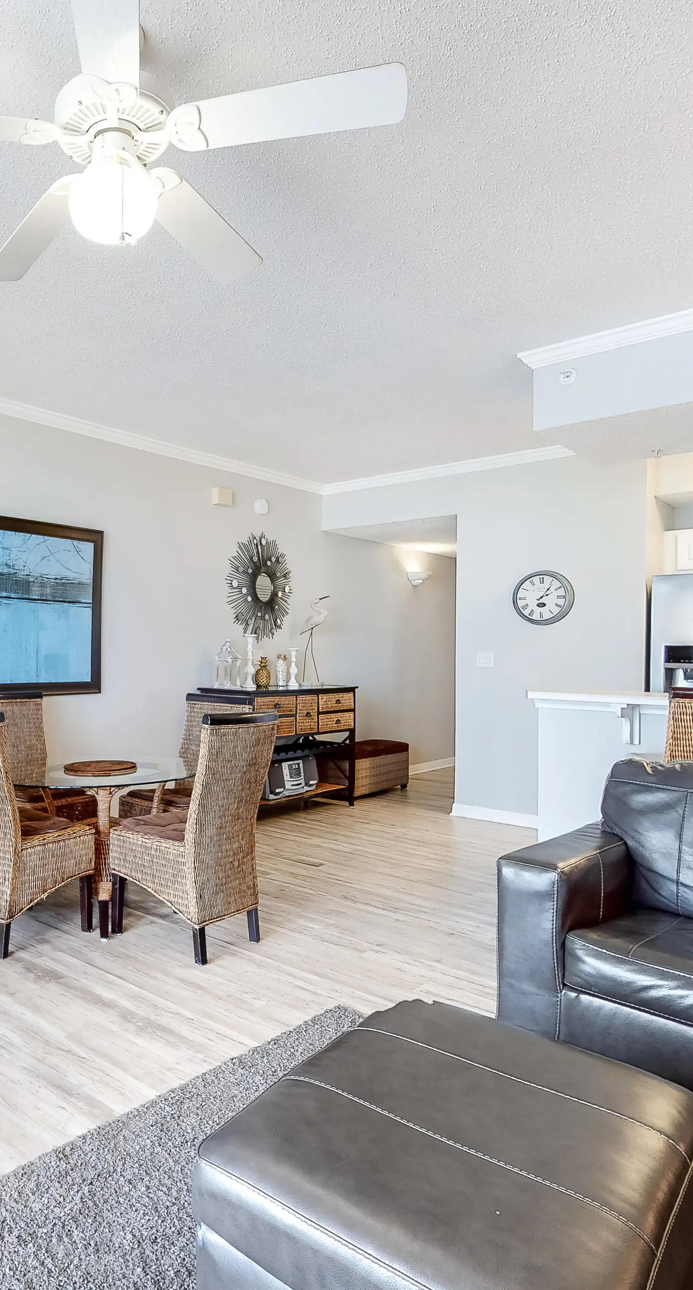 6th-floor open condo with great views - close to dining