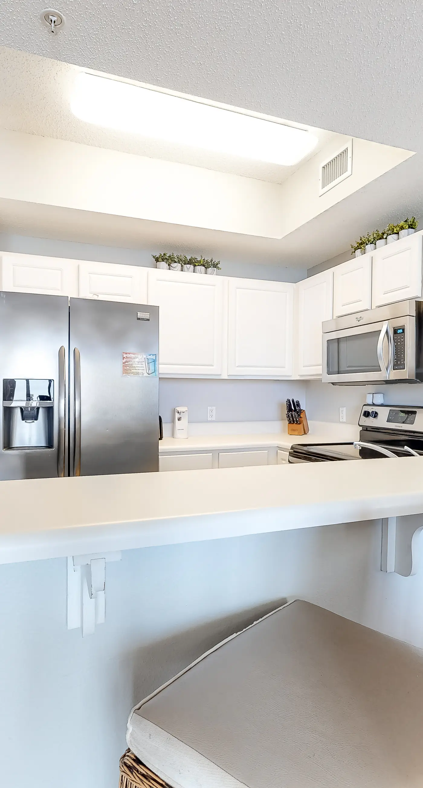 6th-floor open condo with great views - close to dining