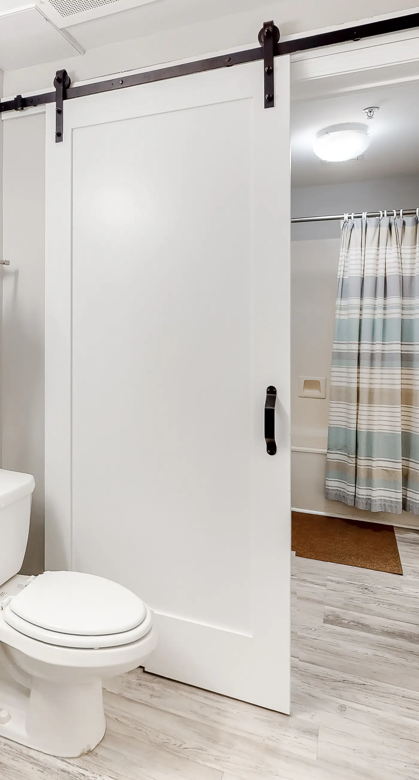 6th-floor open condo with great views - close to dining