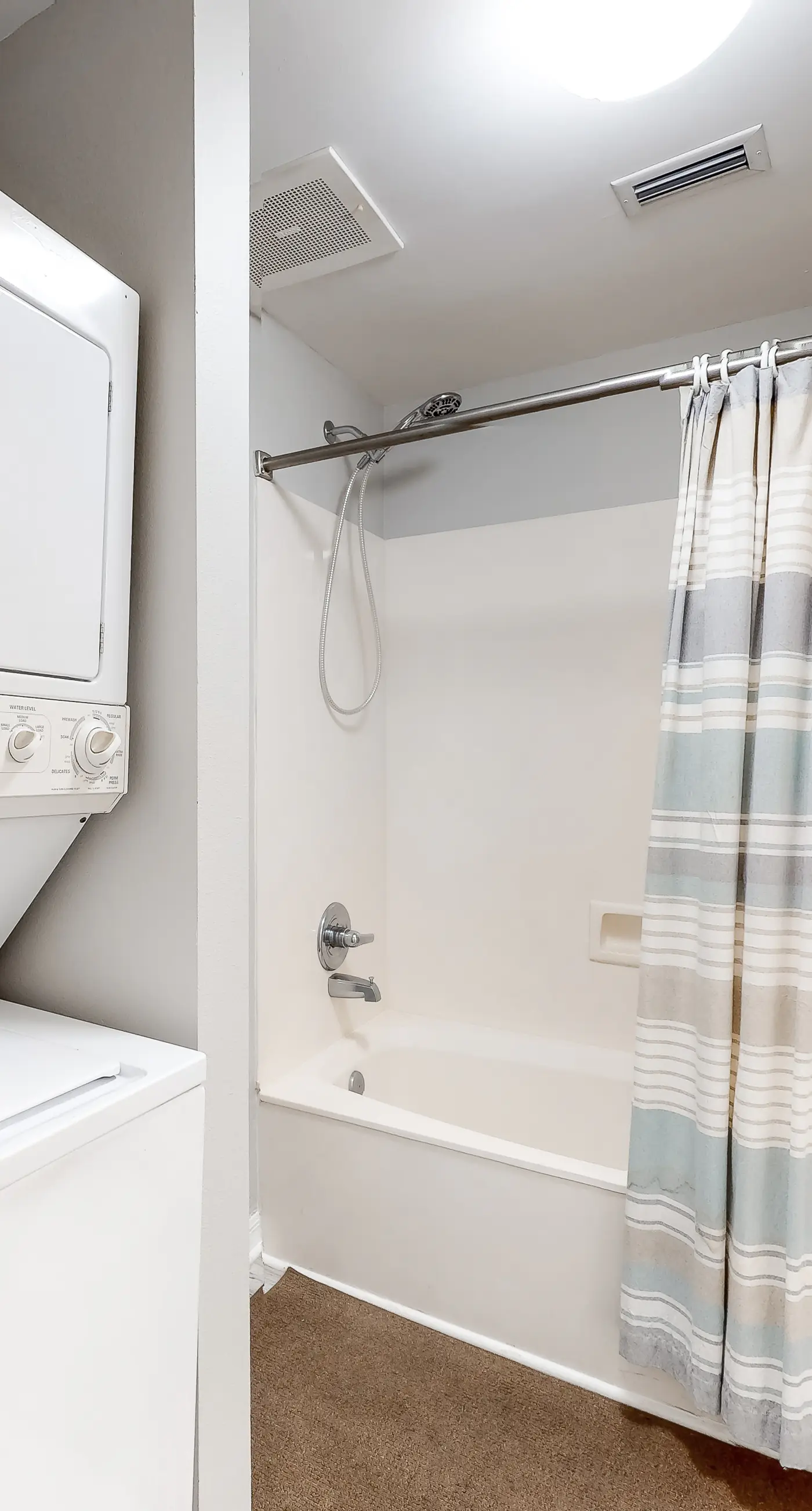 6th-floor open condo with great views - close to dining