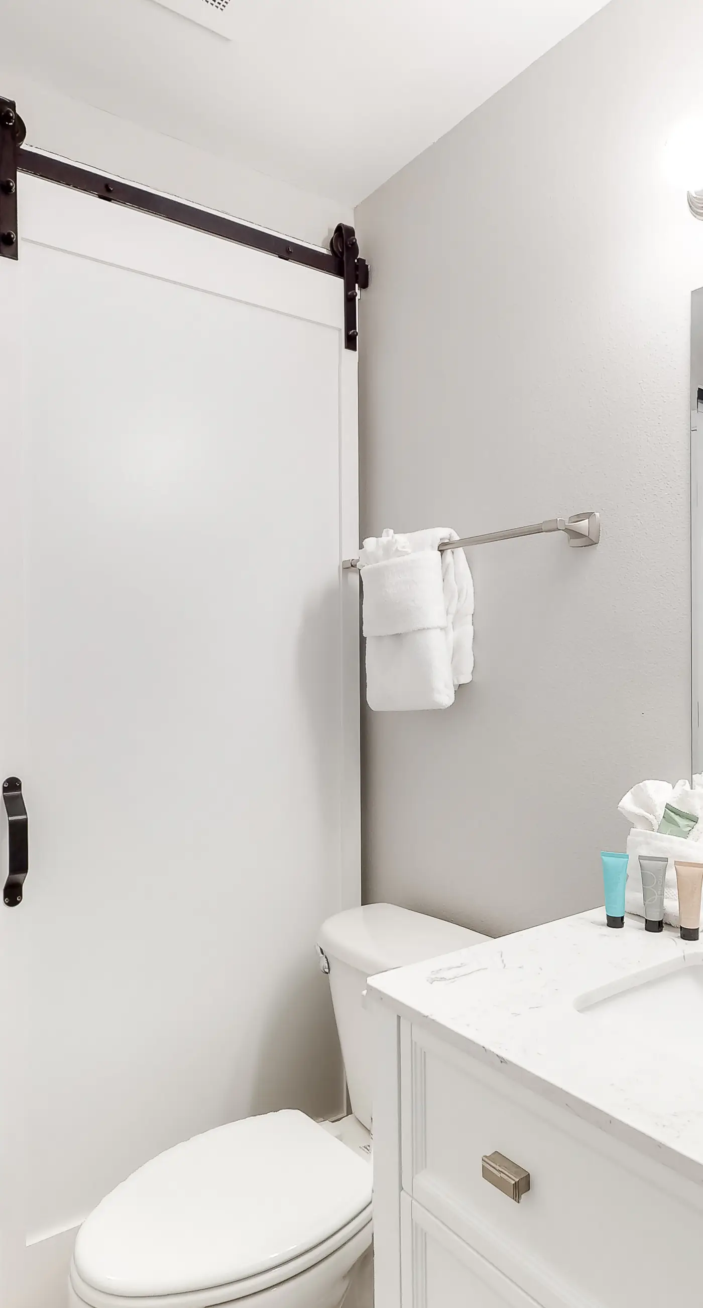 6th-floor open condo with great views - close to dining