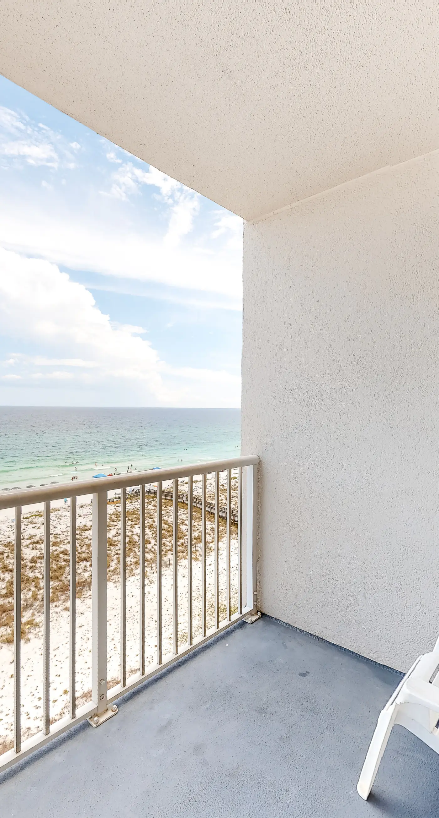 6th-floor open condo with great views - close to dining