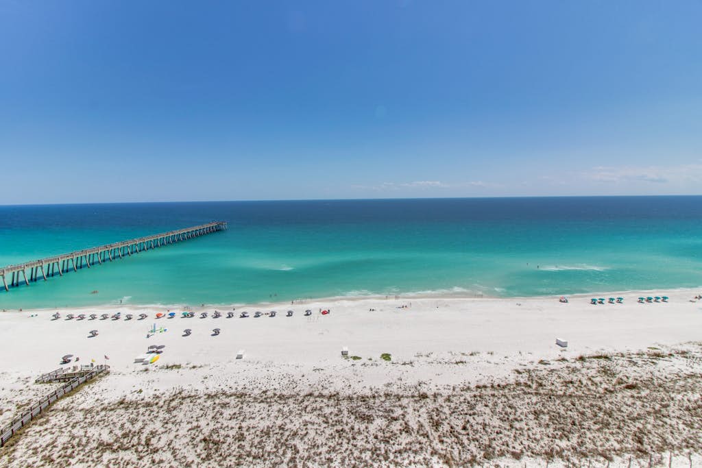 6th-floor open condo with great views - close to dining