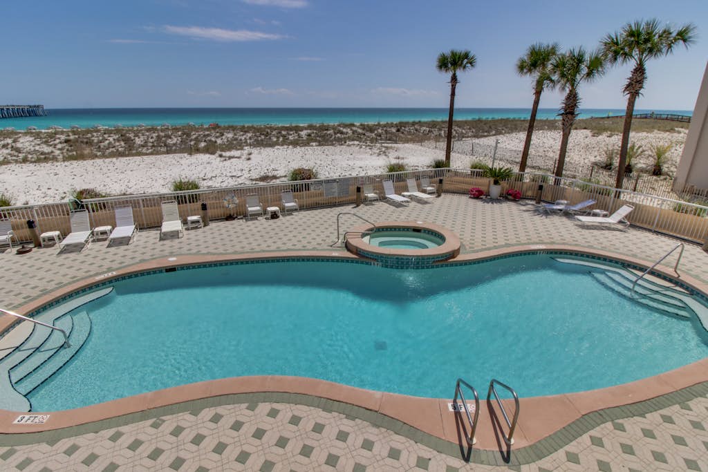 6th-floor open condo with great views - close to dining