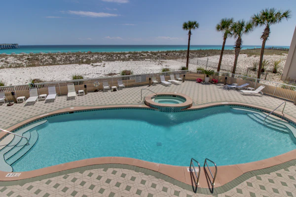 6th-floor open condo with great views - close to dining