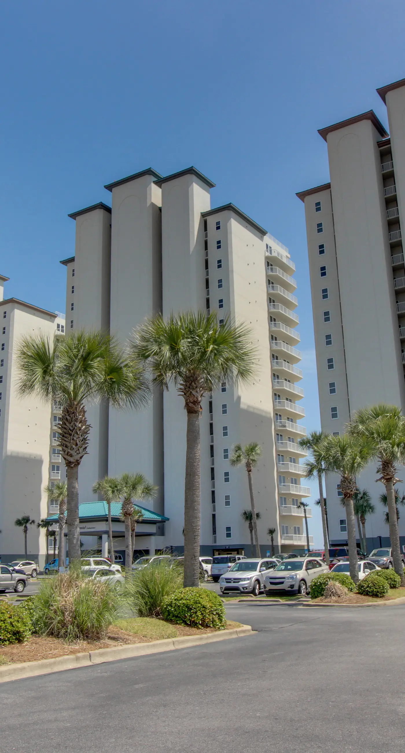 6th-floor open condo with great views - close to dining