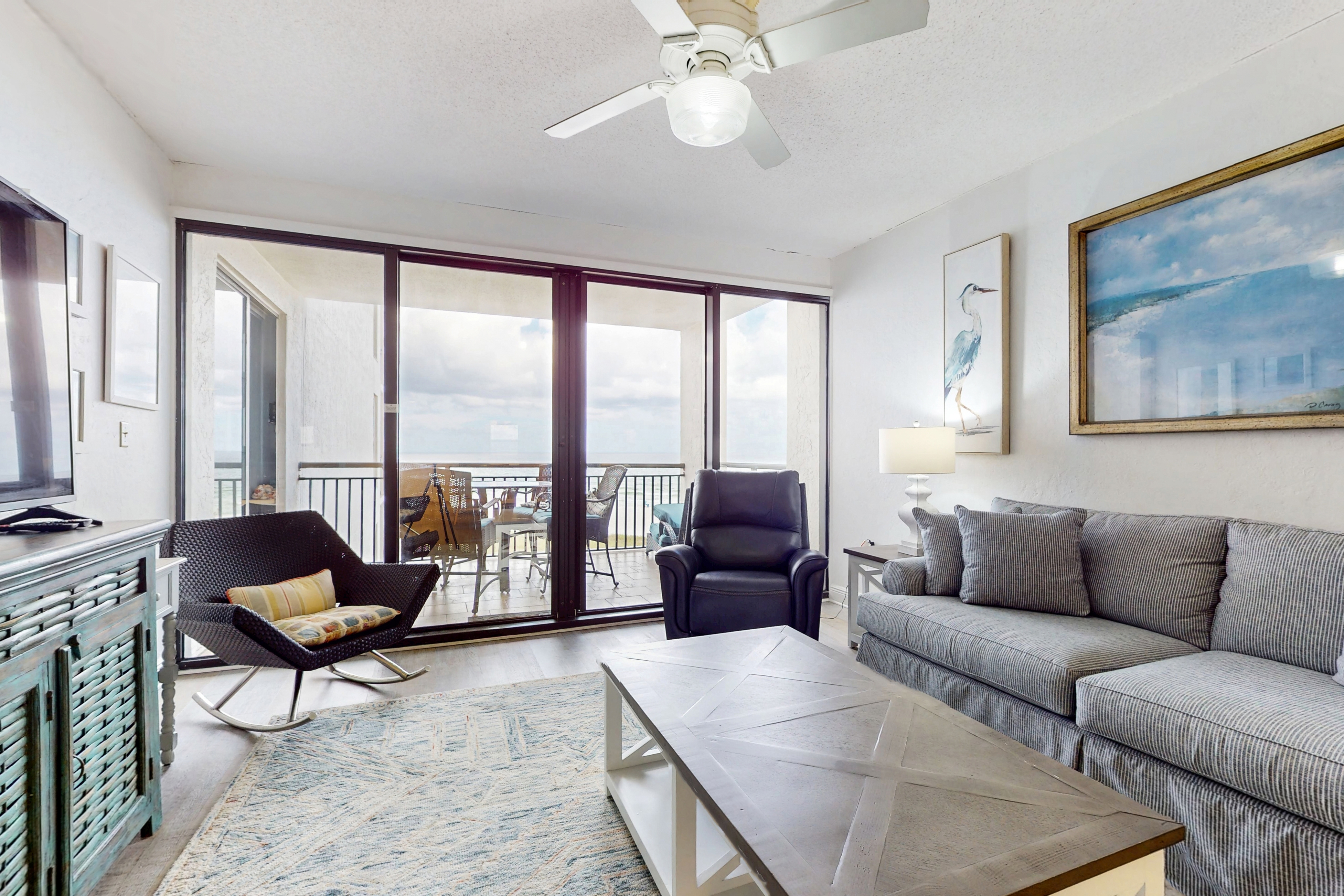 Spacious fourth-floor condo - Complimentary BEACH SERVICE
