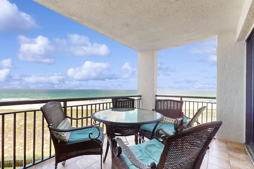 Spacious fourth-floor condo - Complimentary BEACH SERVICE