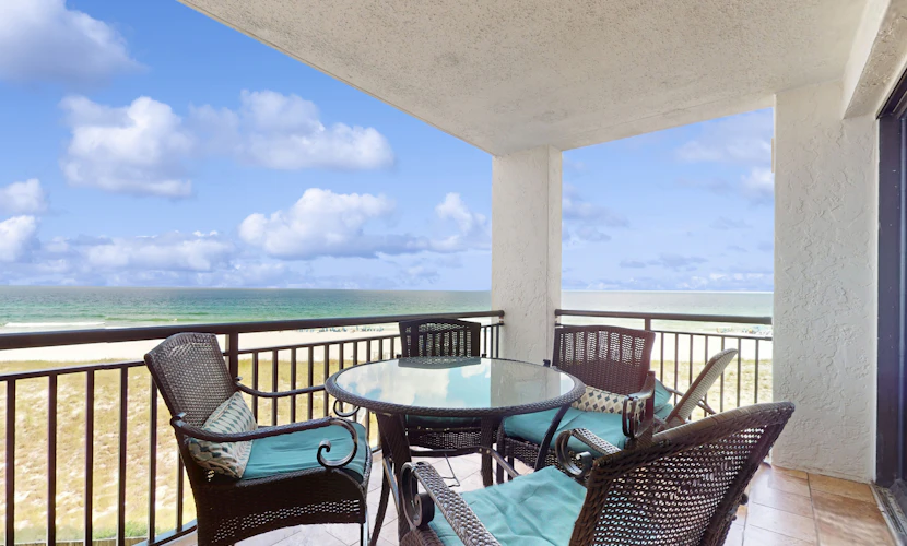 Spacious fourth-floor condo - Complimentary BEACH SERVICE