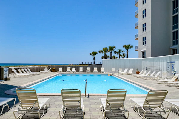 Spacious fourth-floor condo - Complimentary BEACH SERVICE