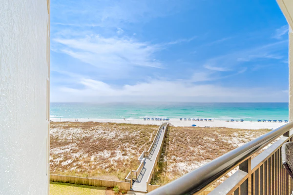 Spacious fourth-floor condo - Complimentary BEACH SERVICE